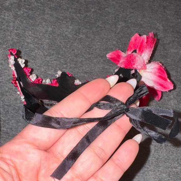 Elegant Pink Lace Masquerade Mask - Picture 7 of 7